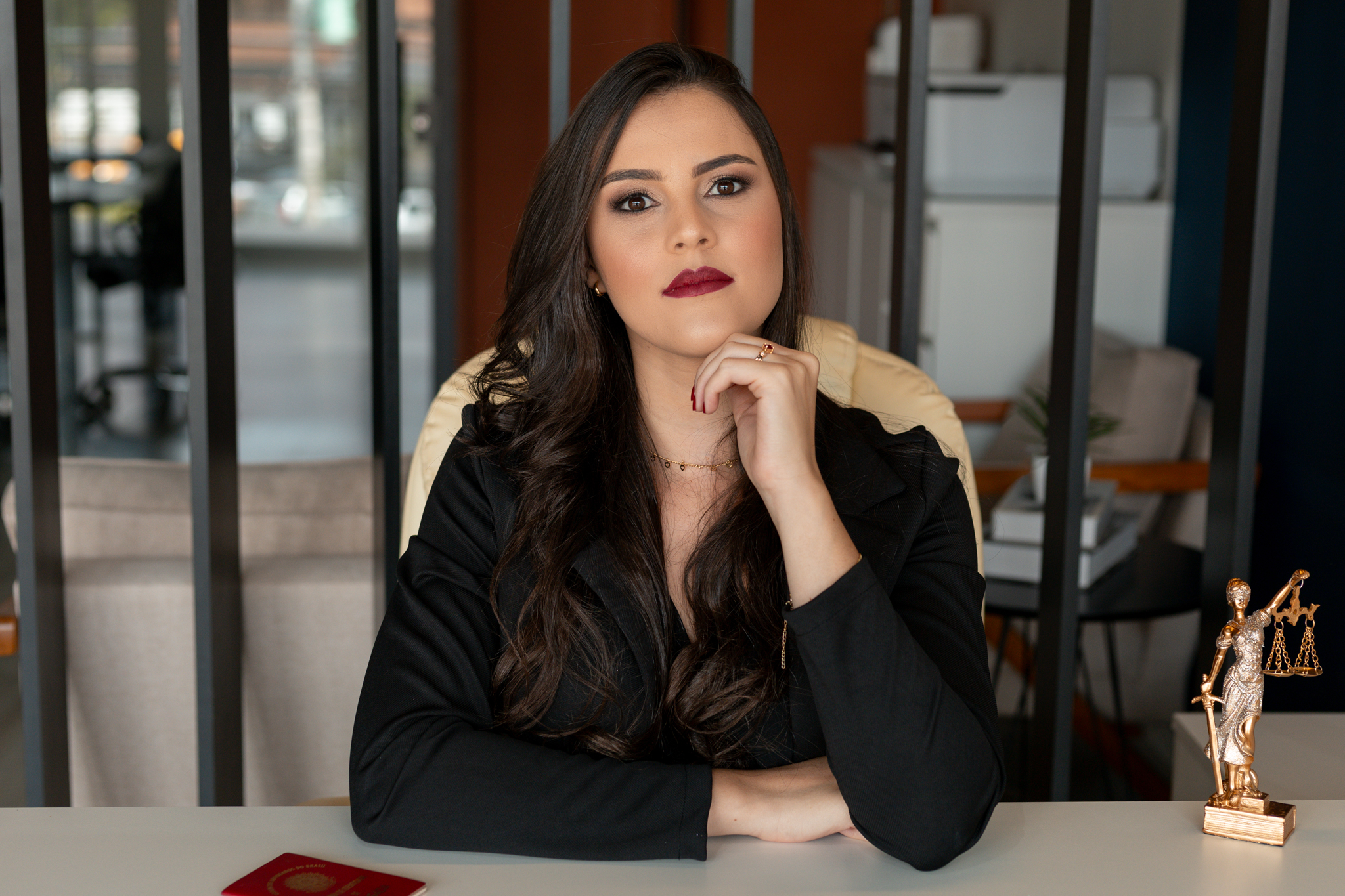 Dra. Gilvânia Teixeira em seu escritório